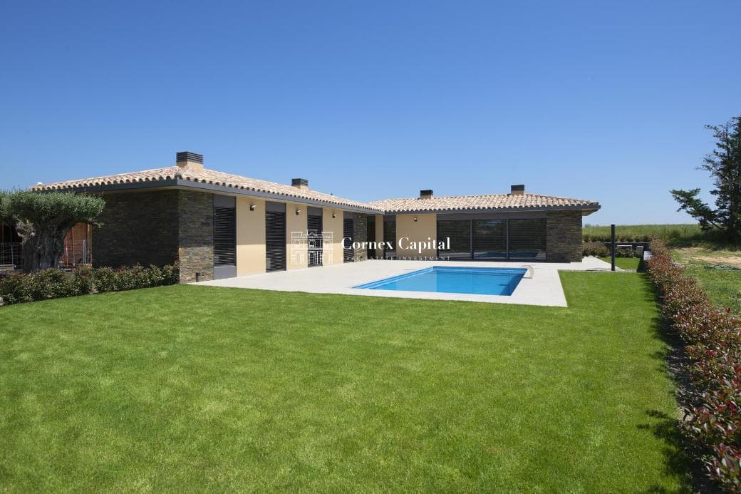 Fantastic villa in a residential area in Navata