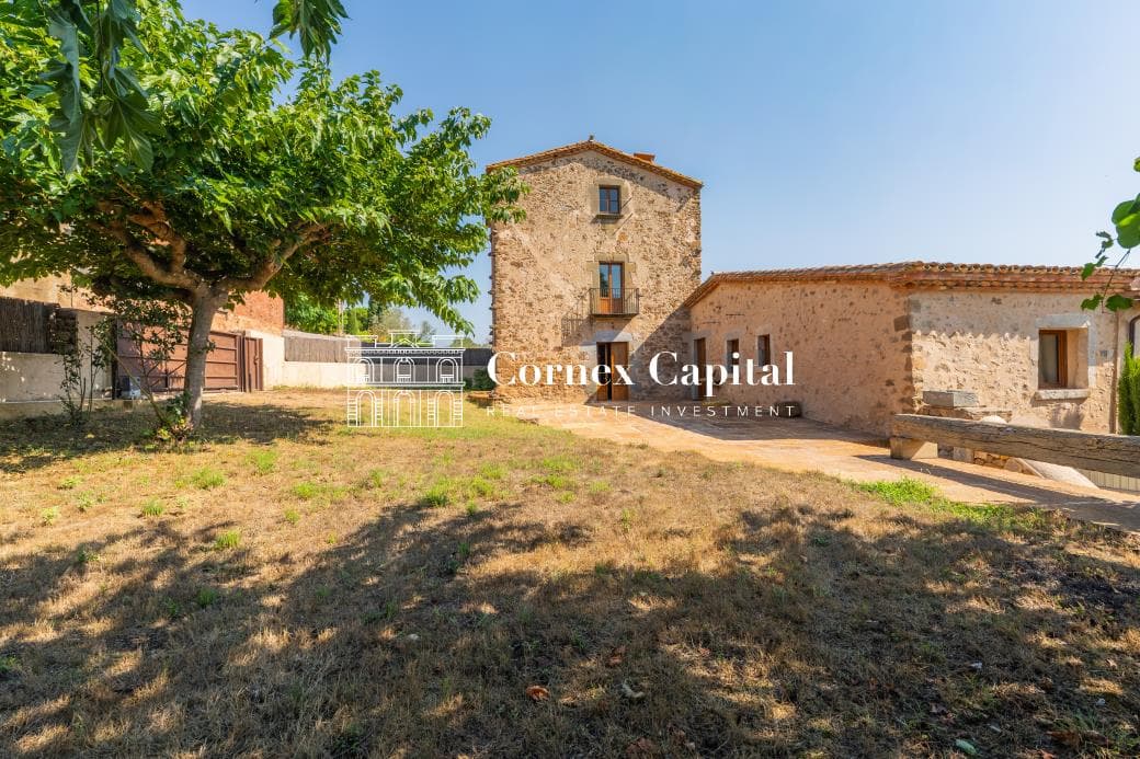Masía con torre histórica, ascensor y jardín en Sant Iscle d’Empordà