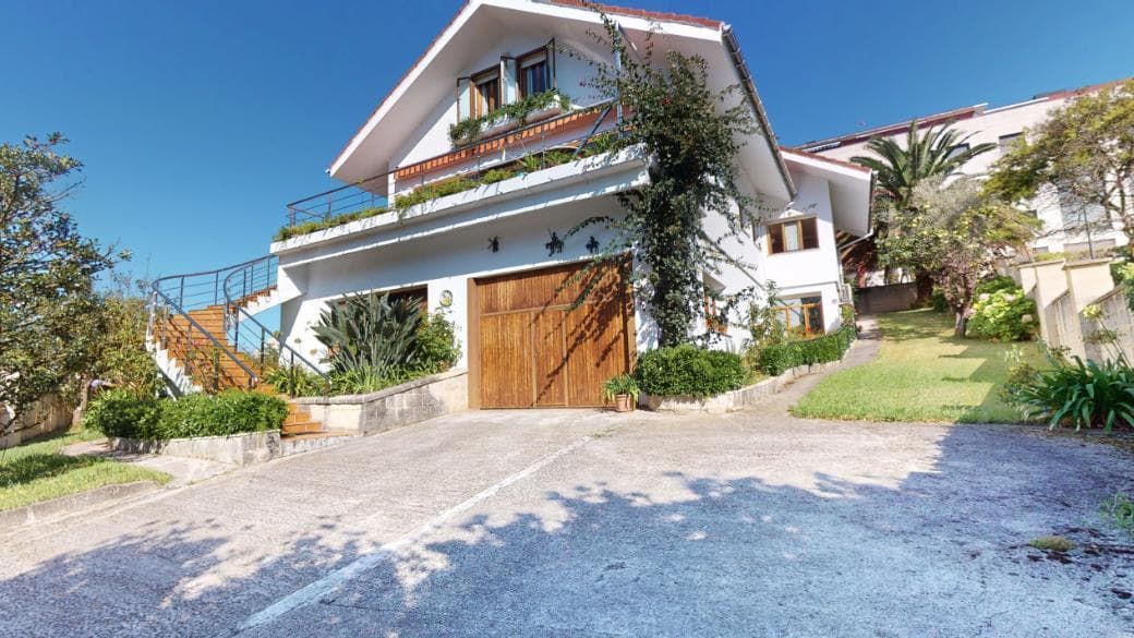 🌟 Chalet en Ernest Lluch, Santander – ¡A 5 min del Sardinero! 🌊🏡