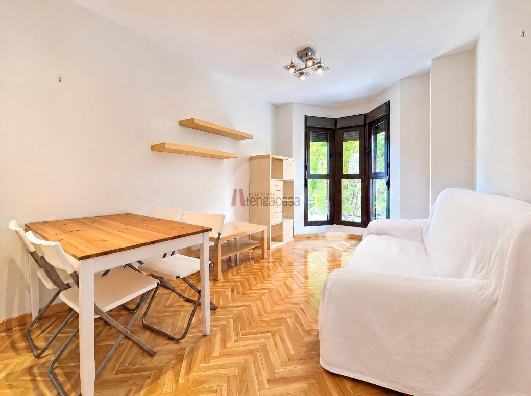 Apartamento amueblado con plaza de garaje en alquiler en Guindalera