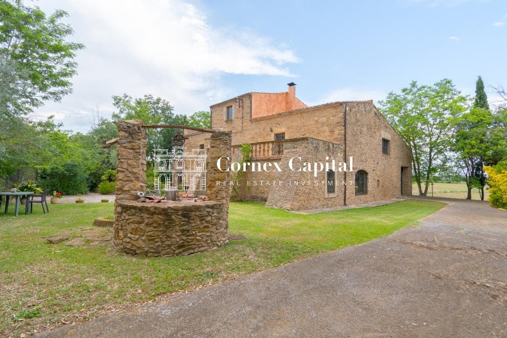 Fantastic 18th century countryhouse with private land and views of the countryside for sale in Baix Empordà