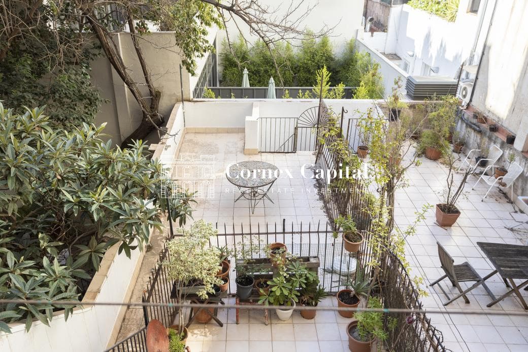 Piso a reformar con terraza junto al Paseo de Gracia