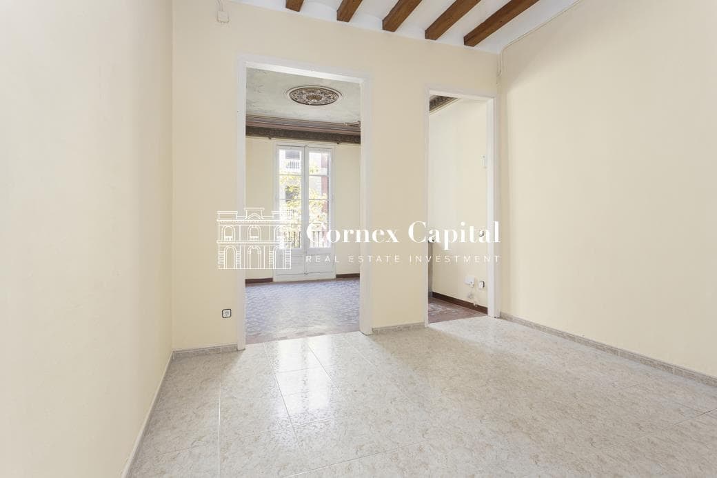Piso a reformar con terraza junto al Paseo de Gracia