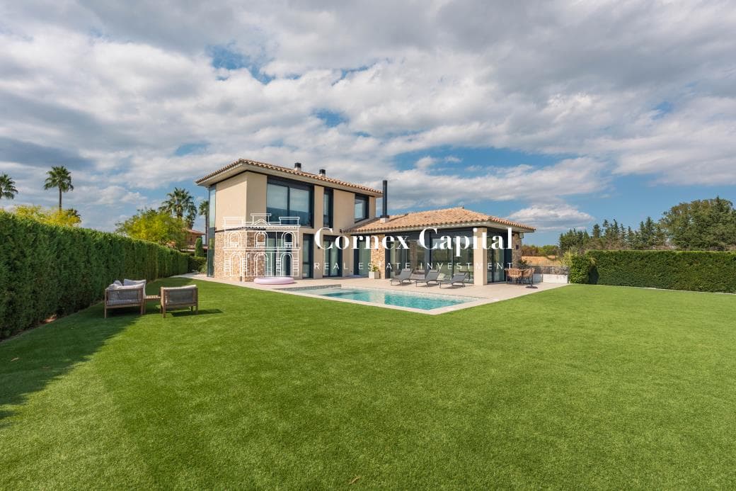 Detached house with pool in the Golf Torremirona Urbanization of Navata