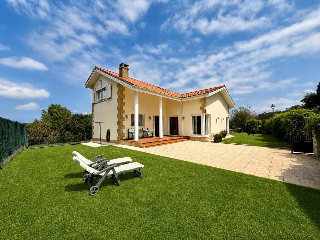 CHALET INDEPENDIENTE EN ESCOBEDO: ESPACIO, TRANQUILIDAD Y UNA CASA PARA DISFRUTAR